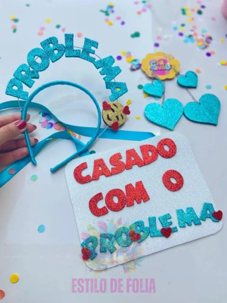 Kit Casal Casado Com O Problema (Tiara E Plaquinha)